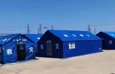 Tangshan Pengcheng Outdoor дар стандартизатсияи равандҳои хаймаҳои рафъи офатҳои табиӣ, бунёди хати мустаҳками муҳофизатӣ барои таъминоти фавқулодда амиқ иштирок кардааст.